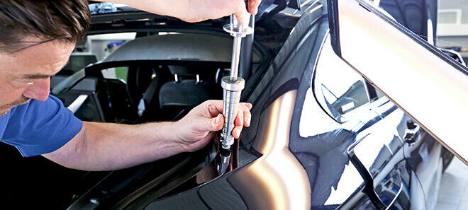 Mechaniker-Trick: So entfernen Sie Dellen im Auto einfach mit
