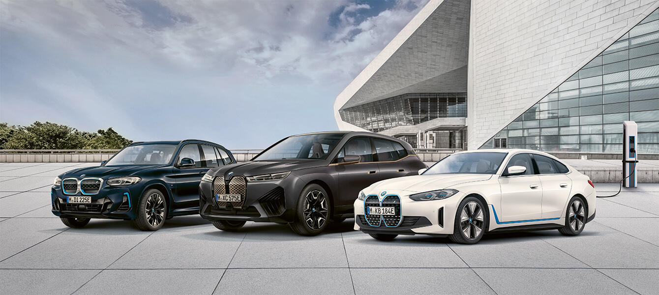 BMW i Fahrzeuge vor Glasfasade