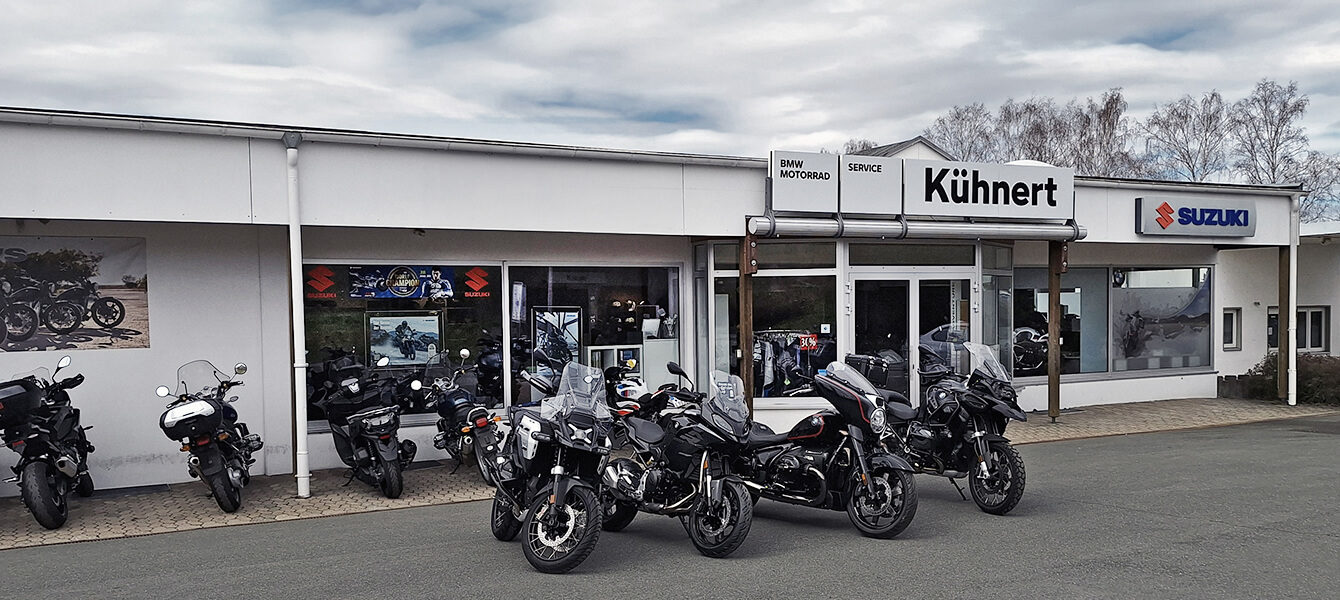 Motorrad Kühnert – BMW Motorrad und Suzuki Vertragspartner mit mehreren Adventure-Bikes vor dem Showroom.