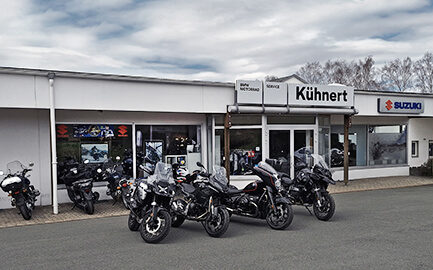 Motorrad Kühnert – BMW Motorrad und Suzuki Vertragspartner mit mehreren Adventure-Bikes vor dem Showroom.