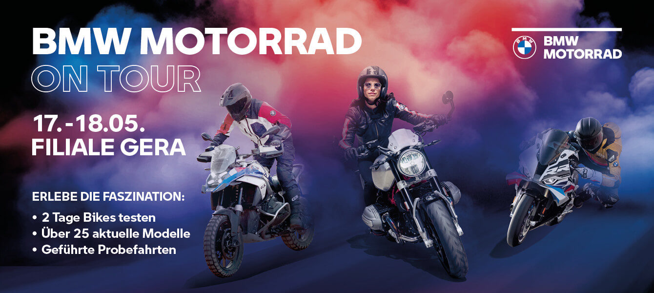 Drei BMW Motorräder in Aktion vor farbenfrohem Hintergrund, mit Informationen zur BMW Motorrad On Tour Veranstaltung am 17. und 18. Mai in der BMW Autohaus Kühnert Filiale in Gera.