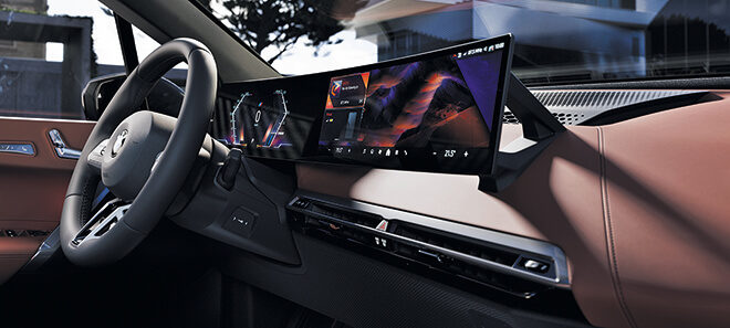 Digitales Cockpit im BMW iX mit gebogenem Panoramadisplay und hochwertiger Ausstattung.