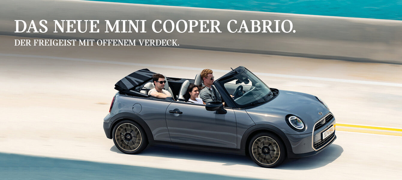 Neues MINI Cooper Cabrio in Grau mit offenem Verdeck, drei Personen genießen die Fahrt entlang einer Küstenstraße.