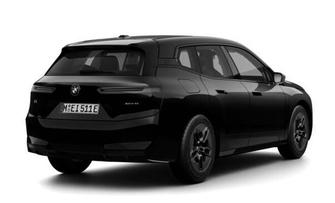 BMW iX xDrive40 in Schwarz – elektrische SUV-Ikone in sportlichem Design von hinten fotografiert.