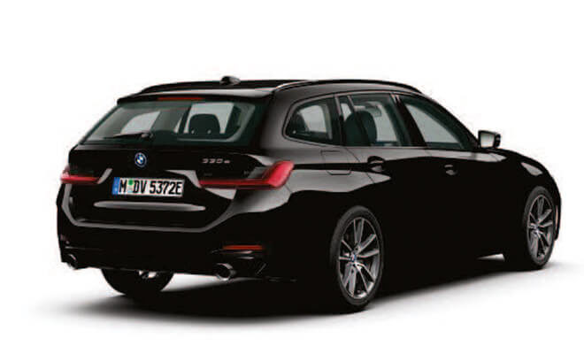 Heckansicht eines BMW 330e Touring Plug-in-Hybrid in Schwarz auf weißem Hintergrund.