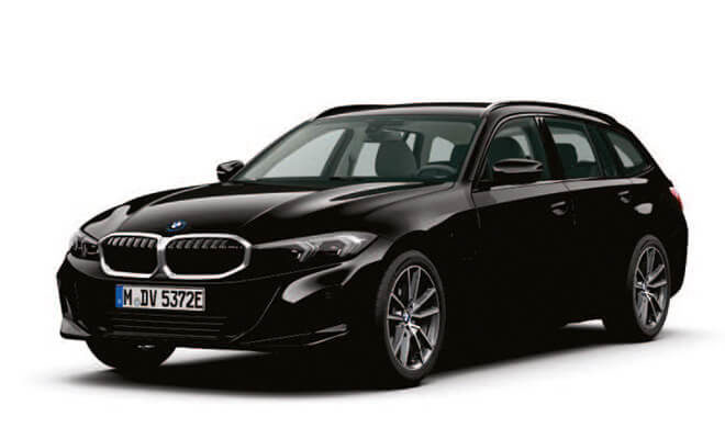 BMW 3er Touring G21 in schwarzer Lackierung, fotografiert in schräger Frontansicht vor weißem Hintergrund.