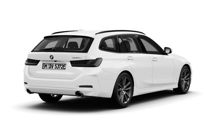 Heckansicht eines BMW 330e Touring Plug-in-Hybrid in Mineralweiß Metallic auf weißem Hintergrund.