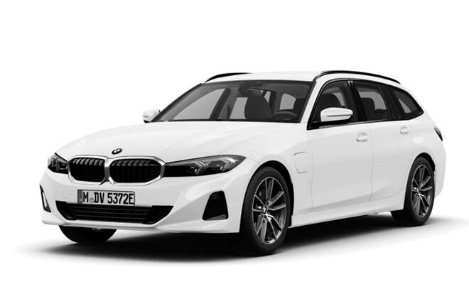 BMW 3er Touring Plug-in-Hybrid in Mineralweiß Metallic, freigestellt vor weißem Hintergrund.
