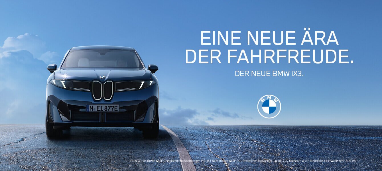 Frontalansicht des vollelektrischen BMW iX3 Neue Klasse auf offener Straße mit Slogan „Eine neue Ära der Fahrfreude“.