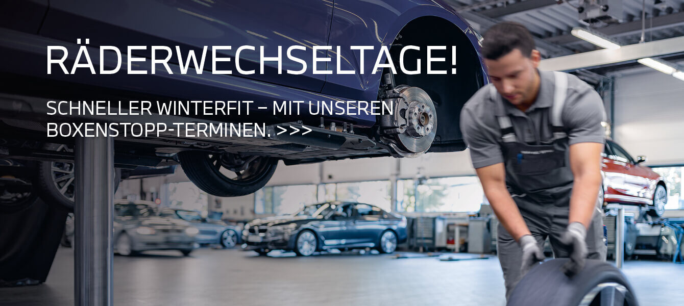 Mechaniker beim Räderwechsel in einer BMW-Werkstatt während der Räderwechseltage bei Autohaus Kühnert.