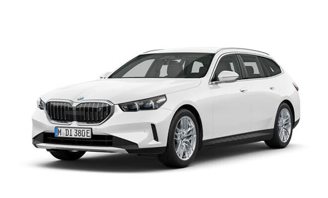 Heck- und Seitenansicht des BMW i5 Touring G61 in Mineralweiß metallic, vollelektrischer Kombi mit sportlicher Linienführung.