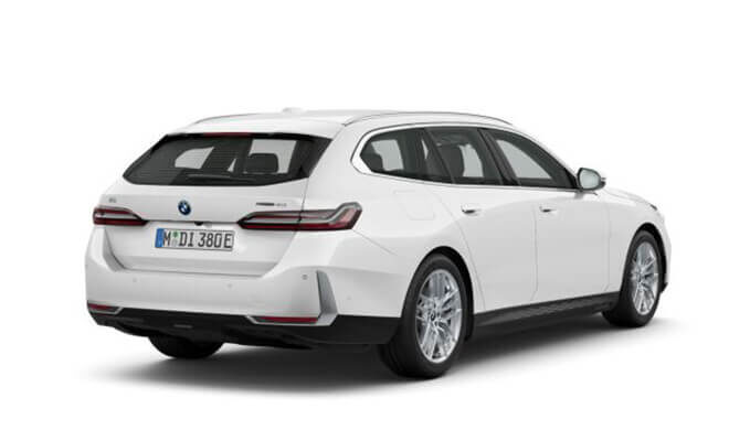 BMW i5 Touring G61 in Mineralweiß metallic, vollelektrischer Premium-Kombi in Seiten- und Heckansicht.