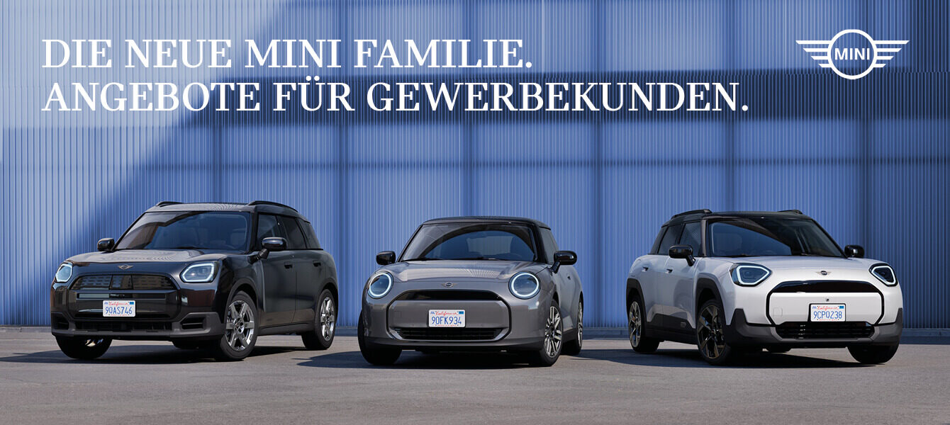 Drei neue MINI Modelle vor blauer Industriehalle – exklusive Angebote für Gewerbekunden bei Autohaus Kühnert.
