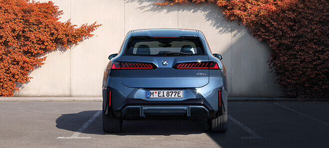 Heckansicht des BMW iX3 Neue Klasse – moderne LED-Rückleuchten und aerodynamisches Design