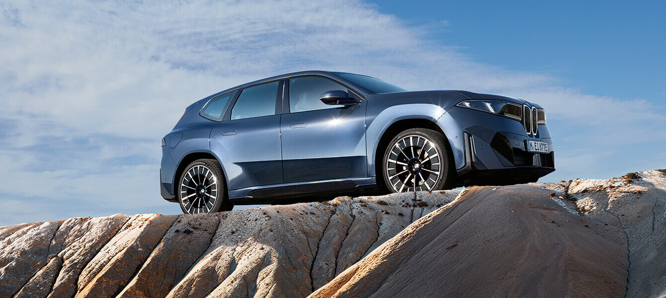 BMW iX3 Neue Klasse in freier Natur – elektrisches SUV mit markantem Auftritt und erhöhter Sitzposition