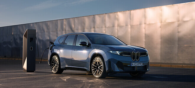 BMW iX3 Neue Klasse beim Laden an einer Schnellladestation – vollelektrisches SUV im Alltagseinsatz