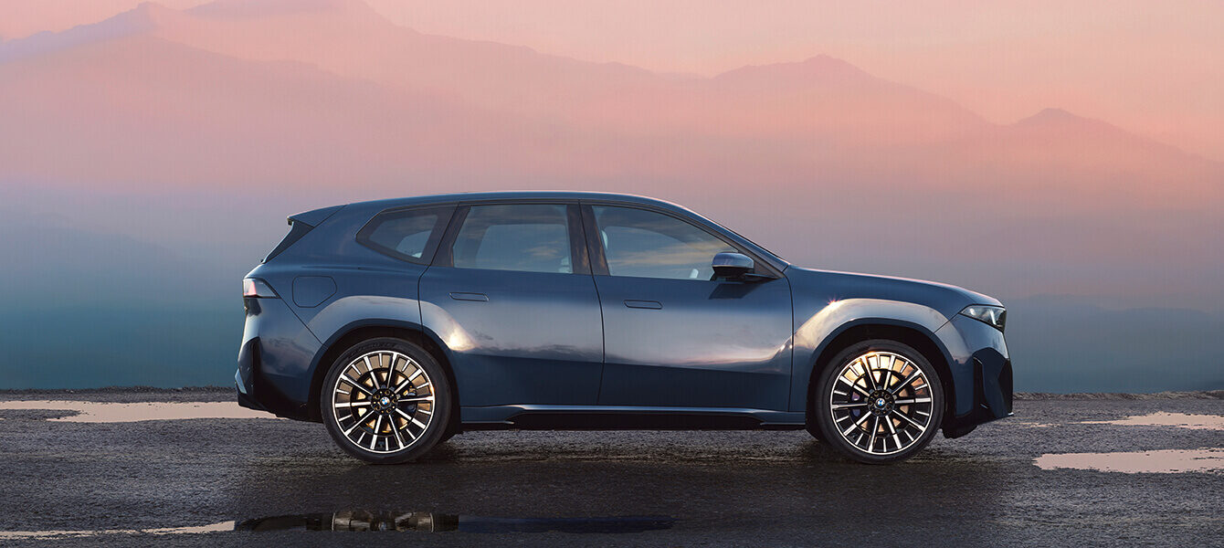 BMW iX3 Neue Klasse in Seitenansicht – vollelektrisches SUV mit klarer Linienführung und progressivem Design