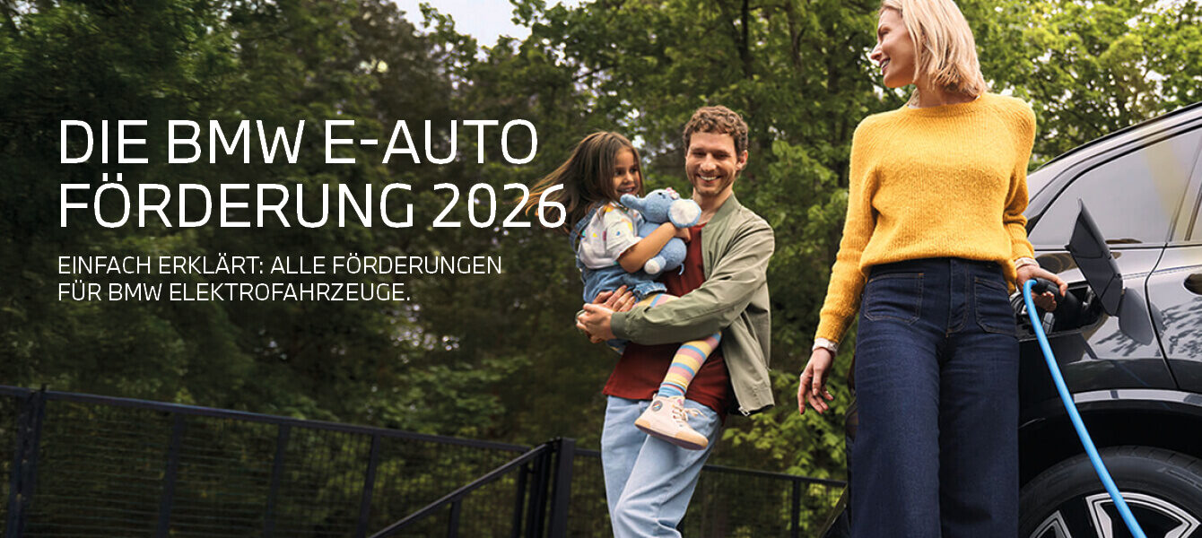 Eltern mit Kind stehen neben einem geparkten BMW Elektroauto im Grünen, das Fahrzeug ist an ein Ladekabel angeschlossen, im Bild steht der Text „Die BMW E-Auto Förderung 2026 – einfach erklärt“.