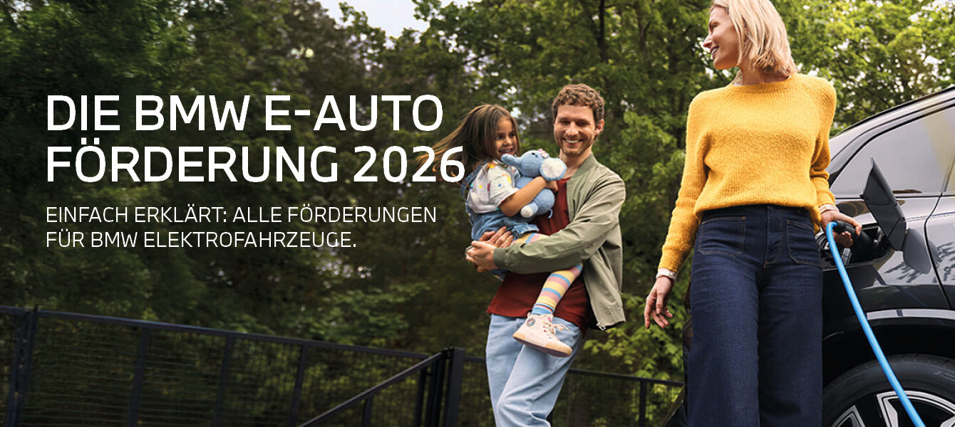 Eltern mit Kind stehen neben einem geparkten BMW Elektroauto im Grünen, das Fahrzeug ist an ein Ladekabel angeschlossen, im Bild steht der Text „Die BMW E-Auto Förderung 2026 – einfach erklärt“.