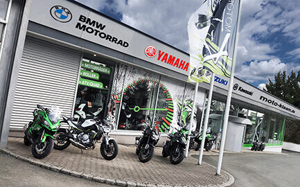 Moto K-Team Rehau mit BMW Motorrad, Yamaha, Suzuki und Kawasaki Motorrädern vor dem Showroom