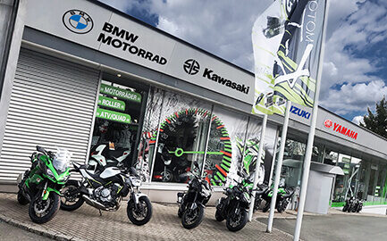 Motorräder verschiedener Modelle vor dem Showroom von Moto K-Ream in Reahu mit BMW Motorrad, Yamaha, Suzuki und Kawasaki Motorrädern