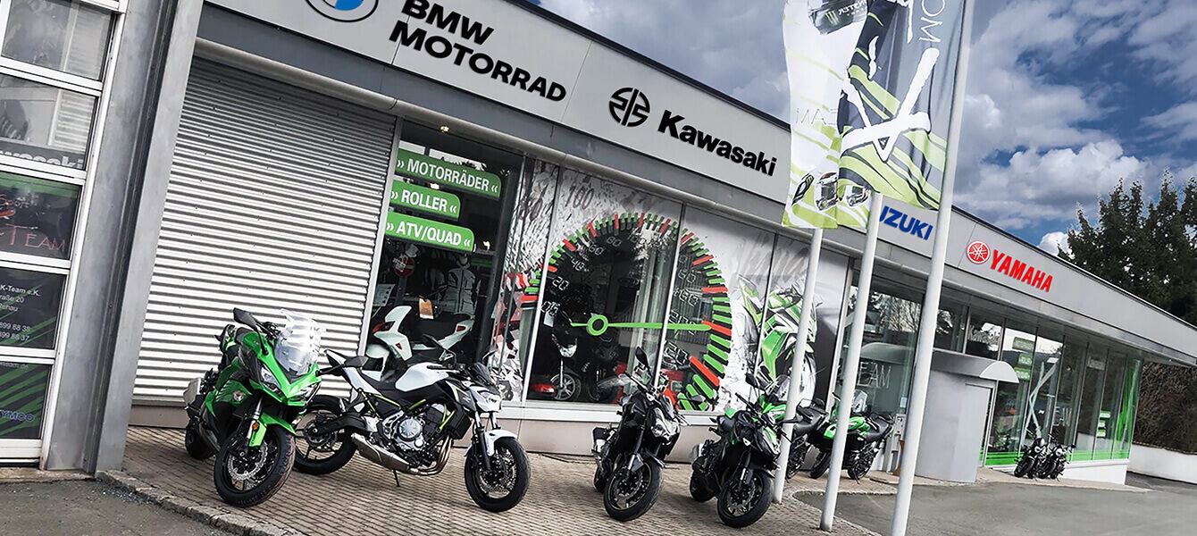 Motorräder verschiedener Modelle vor dem Showroom von Moto K-Ream in Reahu mit BMW Motorrad, Yamaha, Suzuki und Kawasaki Motorrädern