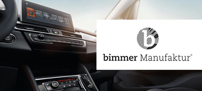 BMW Interieur mit digitalem Cockpit und bimmer Manufaktur Logo für Fahrzeugveredelung