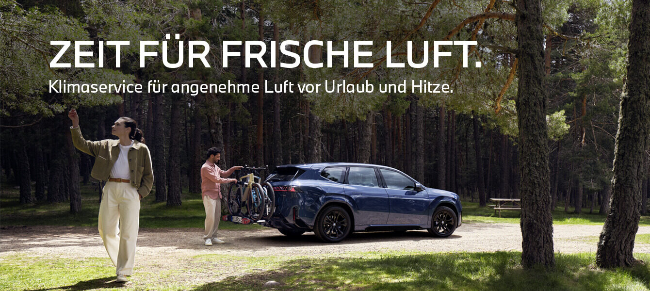 BMW SUV mit Fahrradträger im Wald – Klimaservice bei Autohaus Kühnert für frische Luft und optimalen Fahrkomfort im Sommer.