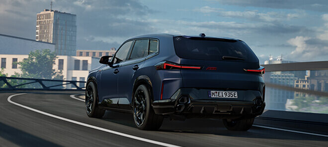BMW XM in Heckansicht auf Stadtstraße mit sportlichem SUV-Design.