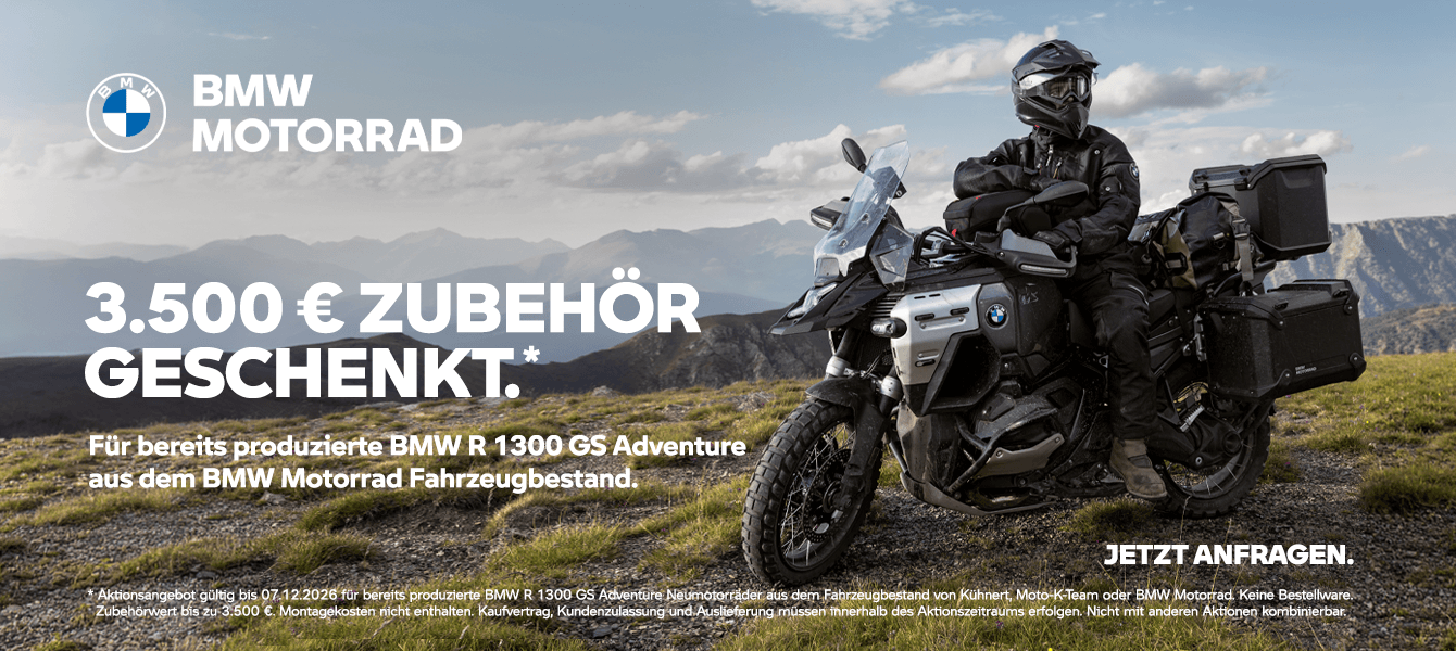 BMW R 1300 GS Adventure mit Fahrer in Berglandschaft; Aktionsmotiv mit 3.500 € Zubehör geschenkt.