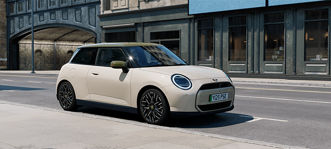 Elektrischer MINI Cooper SE Paul Smith Edition in Weiß mit grünen Akzenten auf einer Stadtstraße