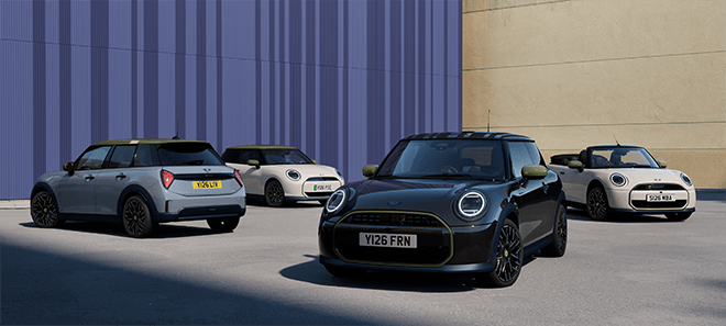 MINI Paul Smith Edition Modellfamilie mit MINI Cooper, MINI Cooper 5-Türer und MINI Cooper Cabrio mit grünen Designakzenten