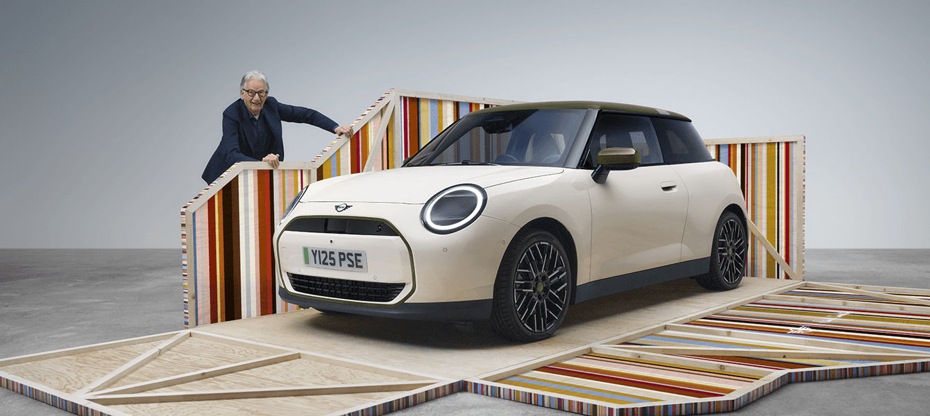 MINI Paul Smith Edition in Weiß mit grünen Akzenten auf farbenfroher Paul Smith Designinstallation