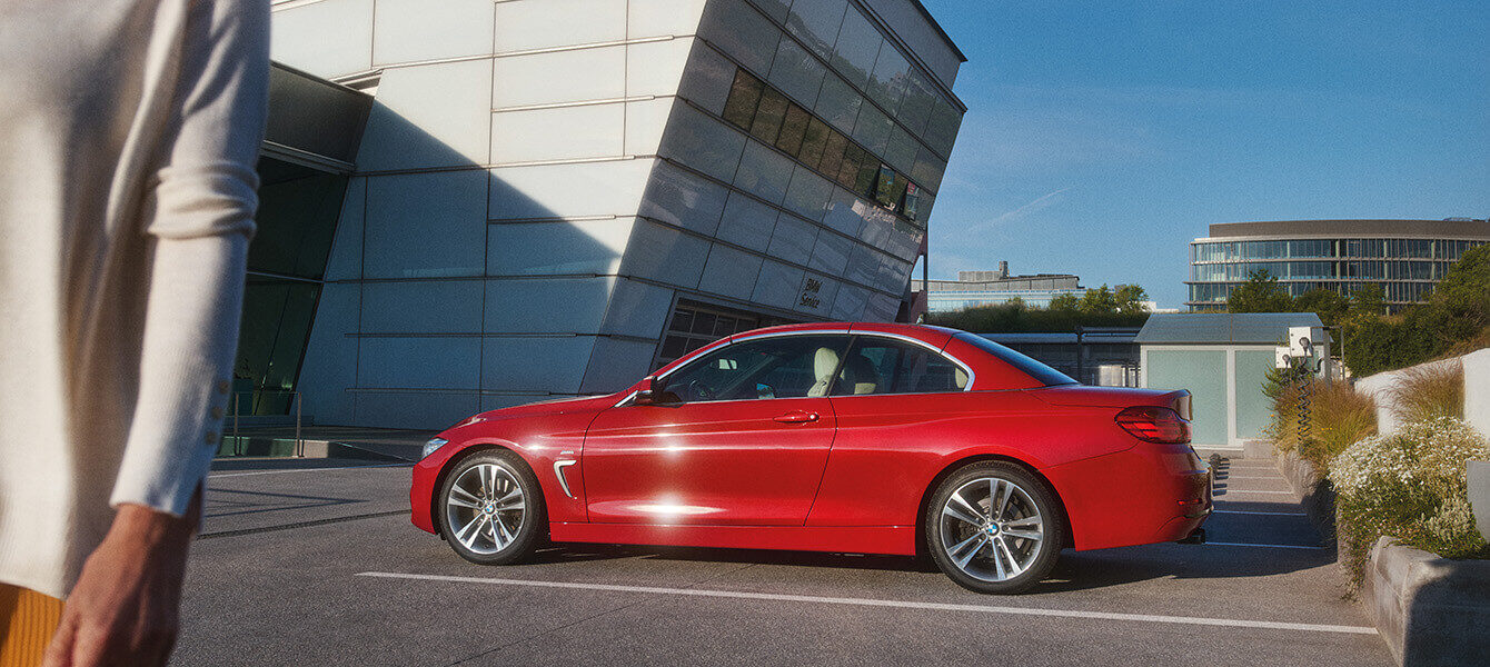 Roter BMW vor dem Servicebereich von Autohaus Kühnert