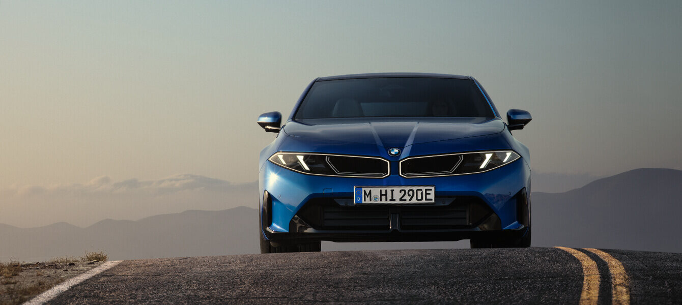 Neuer BMW i3 Neue Klasse in Blau mit markanter BMW Front, beleuchteter Niere und LED-Scheinwerfern.