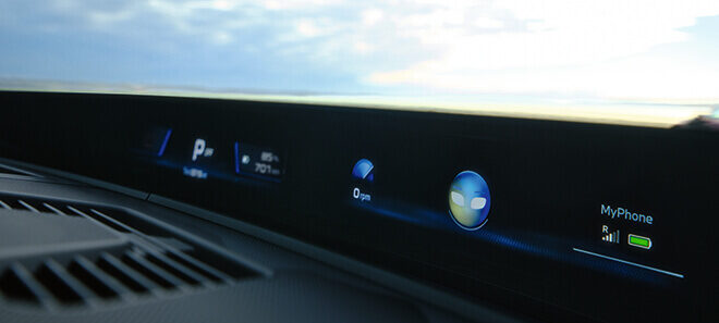 BMW Panoramic iDrive im neuen BMW i3 mit digitaler Informationsanzeige über die gesamte Breite der Windschutzscheibe.